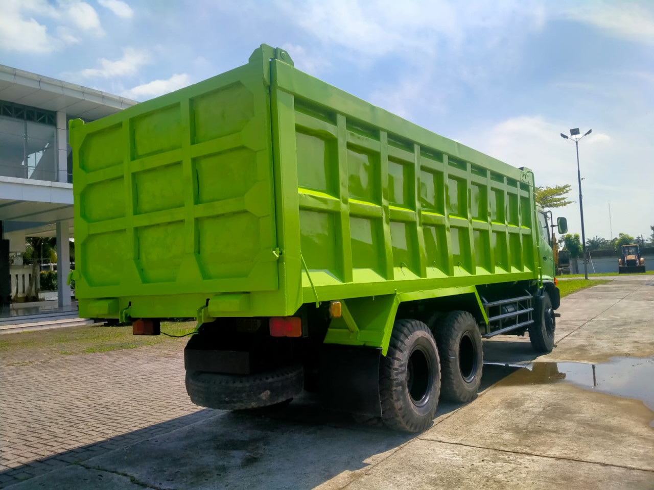 TRUK HINO FM8JN1D-EGJ TRONTON (6X4)