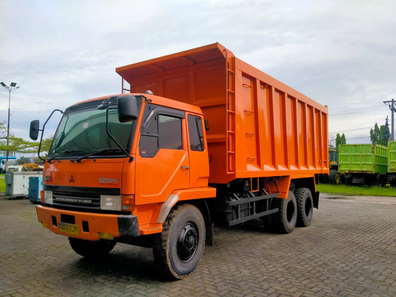 TRUK MITSUBISHI FN 527 ML