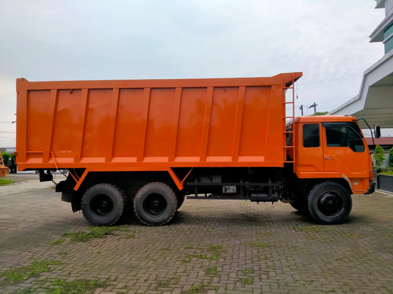 TRUK MITSUBISHI FN 527 ML