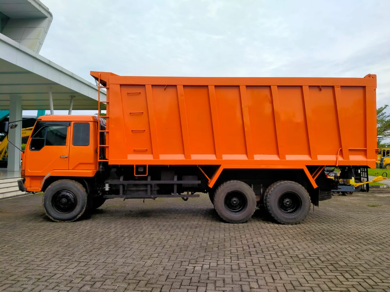 TRUK MITSUBISHI FN 527 ML