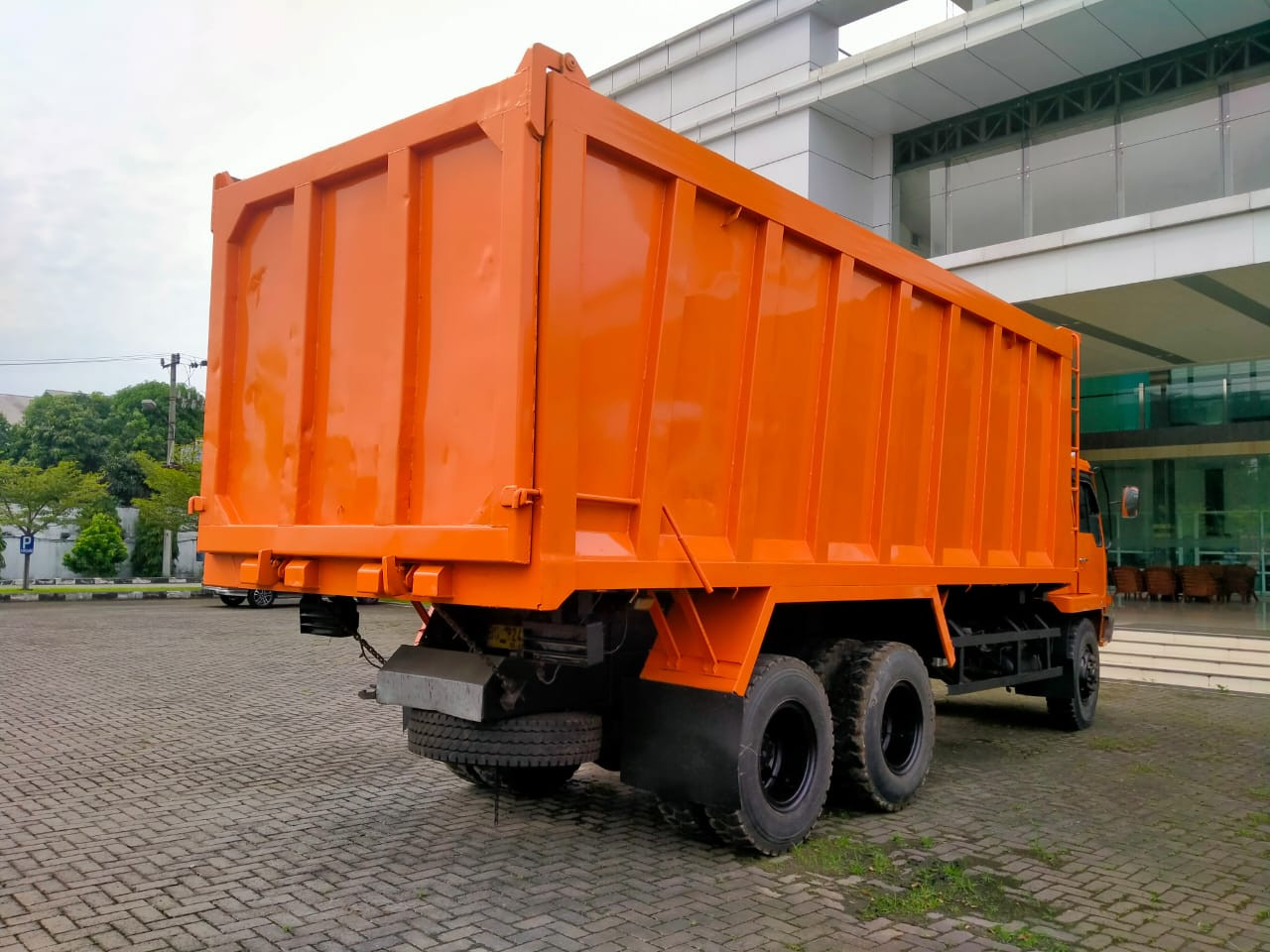 TRUK MITSUBISHI FN 527 ML